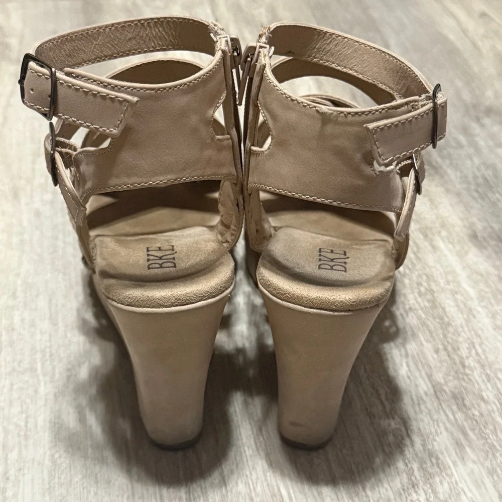 BKE Sole beautiful wedge strappy‎ sandals size 8